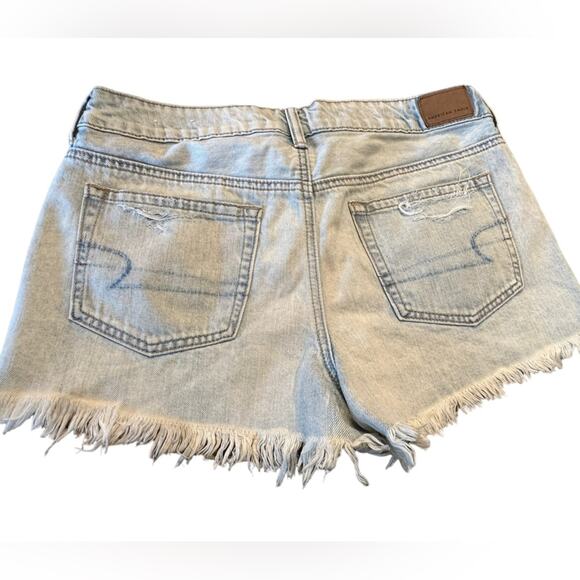American Eagle Tom Girl Light Wash Destroyed Cut Offs Womens Size 8 - Picture 2 of 8